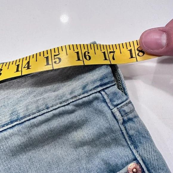 H&M regular fit distressed jean shorts - Picture 7 of 7